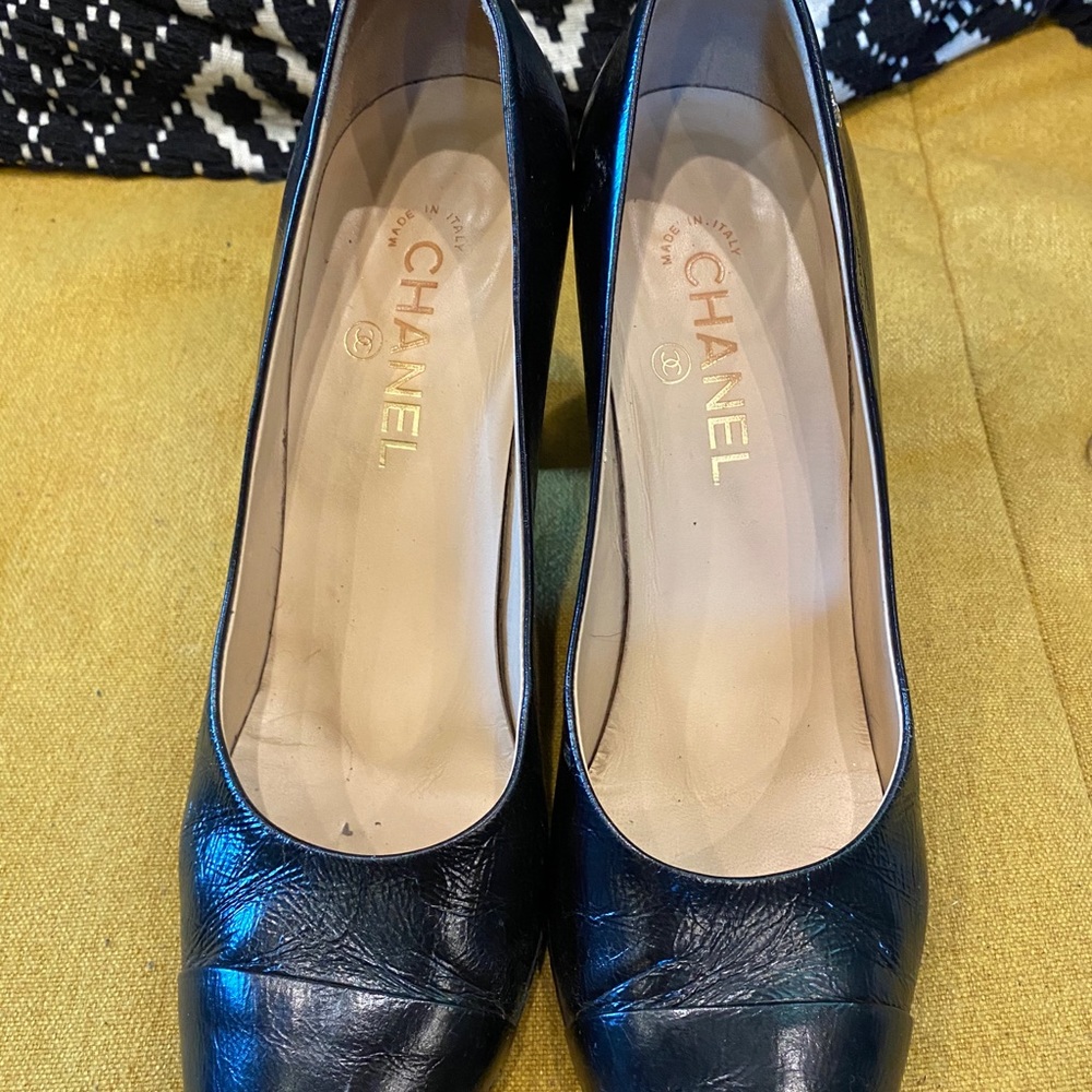 Chanel Heels Black and Gold accent - Picture 4 of 5